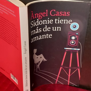 Sidonie tiene más de un amante, Àngel Casas.