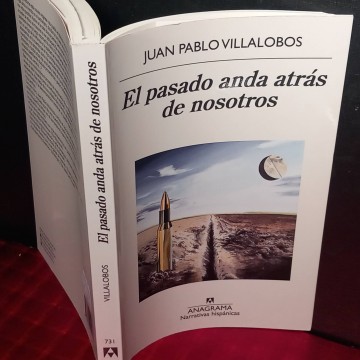 El pasado anda atrás de nosotros, Juan Pablo Villalobos.