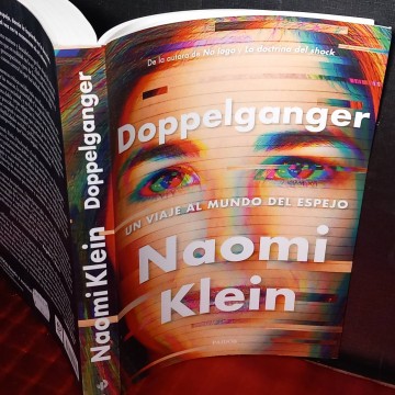 Doppelganger, un viaje al mundo del espejo, Naomi Klein.