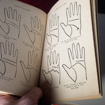 El enigma de la mano, Madame A. de Thebes.