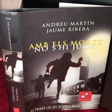 Amb els morts no s'hi juga, Andreu Martín.