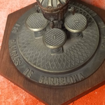 Fuente de Canaletes de bronce (Les Rambles BCN).