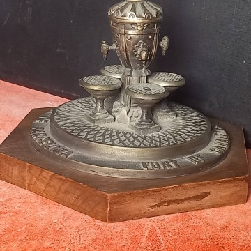 Fuente de Canaletes de bronce (Les Rambles BCN).