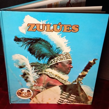 Zulúes, John Mack.