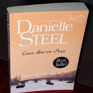 Cinco días en París, Danielle Steel.