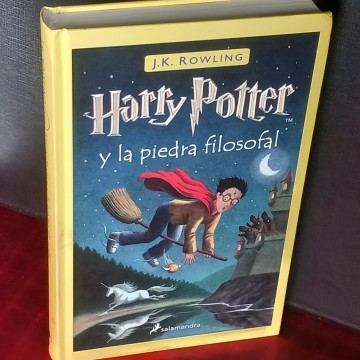 Harry Potter y la piedra filosofal, J.K. Rowling.