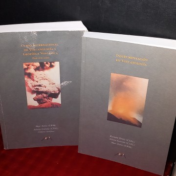 Lote 2 libros de vulcanología.