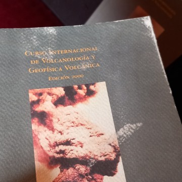 Lote 2 libros de vulcanología.