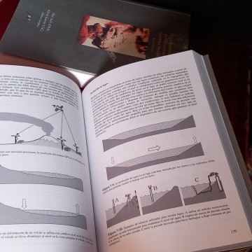 Lote 2 libros de vulcanología.