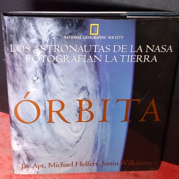 ÓRBITA, LOS ASTRONAUTAS DE LA NASA FOTOGRAFÍAN LA TIERRA.