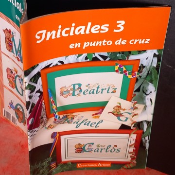 INICIALES 3 EN PUNTO DE CRUZ CREACIONES ARTIME