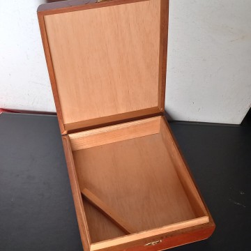 CAJA VINTAGE VACÍA DE PUROS VEGAS ROBA INA