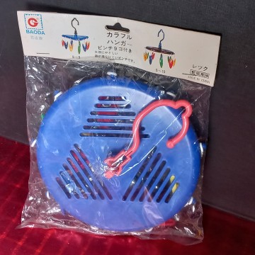 COLGADOR CIRCULAR DE PINZAS (GRATIS).
