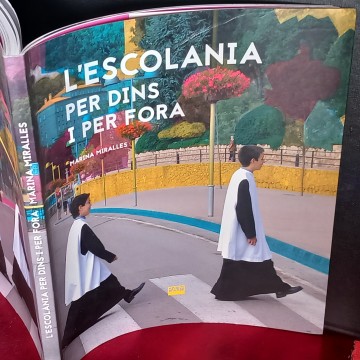 L'ESCOLANIA DE MONTSERRAT PER DINS I PER FORA, MARINA MIRALLES.