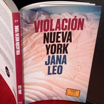 VIOLACIÓN NUEVA YORK, JANA LEO