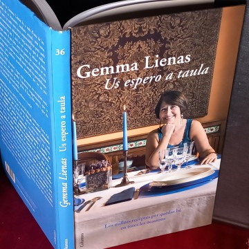 US ESPERO A TAULA, GEMMA LIENAS (firmat).