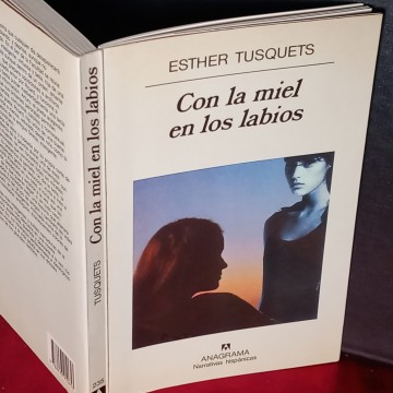 CON LA MIEL EN LOS LABIOS, ESTHER TUSQUETS.