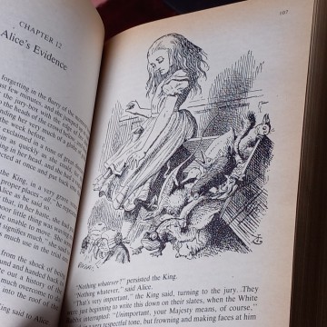 THE COMPLETE ILLUSTRATED WORKS OF LEWIS CARROLL