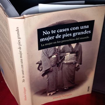 NO TE CASES CON UNA MUJER DE PIES GRANDES, MINEKE SCHIPPER.