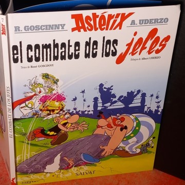 CÓMIC ASTÉRIX 7 EL COMBATE DE LOS JEFES