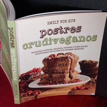 POSTRES CRUDIVEGANOS, EMILY VON EUW.