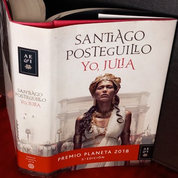 YO JULIA, SANTIAGO POSTEGUILLO.