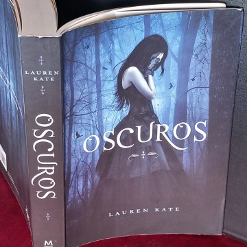 OSCUROS, LAUREN KATE.