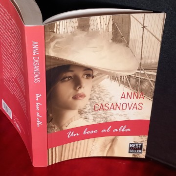 UN BESO AL ALBA, ANNA CASANOVAS.