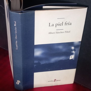 LA PIEL FRÍA, ALBERT SÁNCHEZ PIÑOL.