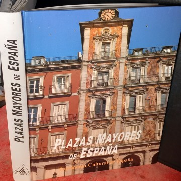 PLAZAS MAYORES DE ESPAÑA, TERESA AVELLANOSA