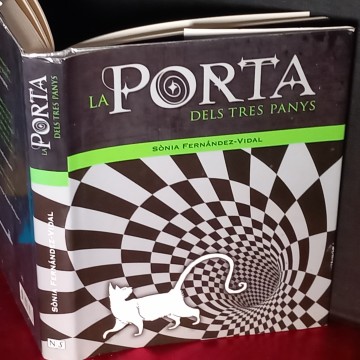 LA PORTA DELS TRES PANYS, SÒNIA FERNÁNDEZ-VIDAL.