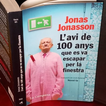 L'AVI DE 100 ANYS QUE ES VA ESCAPAR PER LA FINESTRA, JONAS JONASSON.