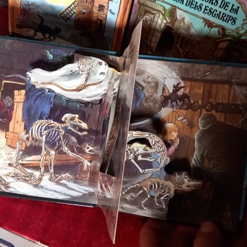 LOT 4 LLIBRE DE MONSTRES EN 3 DIMENSIONS