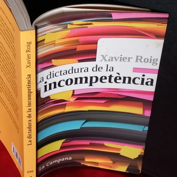 LA DICTADURA DE LA INCOMPETÈNCIA, XAVIER ROIG. (EN CATALÀ)
