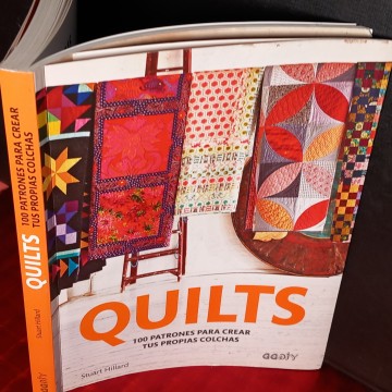 QUILTS, 100 PATRONES PARA CREAR TUS PROPIAS COLCHAS, STUART HILLARD.