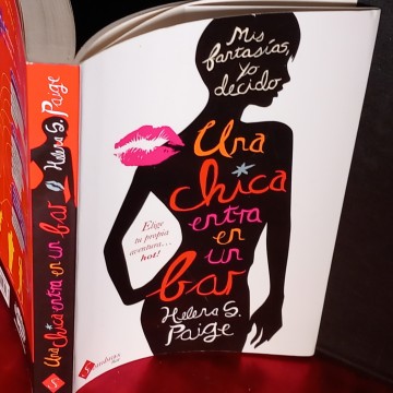 UNA CHICA ENTRA EN UN BAR, HELENA S. PAIGE.