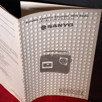 RADIOCASSETTE SANYO M2402-FZ MANUAL DE INSTRUCCIONES.