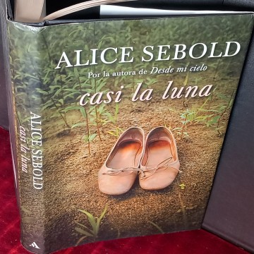 CASI LA LUNA, ALICE SEBOLD.