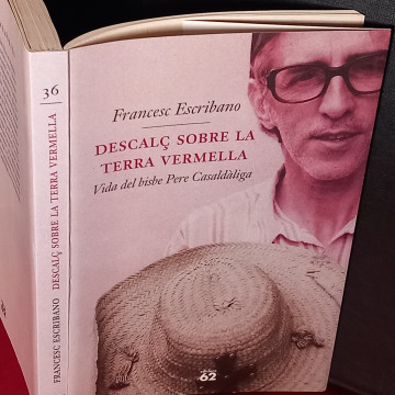 DESCALÇ SOBRE LA TERRA VERMELLA, FRANCESC ESCRIBANO.
