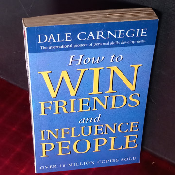 HOW TO WIN FRIENDS AND INFLUENCE PEOPLE, DALE CARNEGIE (GRATIS).