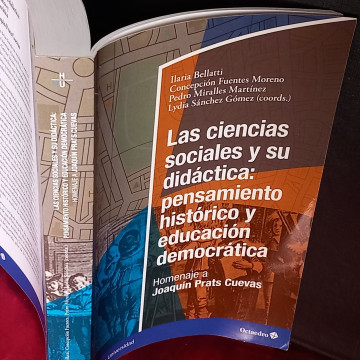 LAS CIENCIAS SOCIALES Y SU DIDÁCTICA: PENSAMIENTO HISTÓRICO Y EDUCACIÓN DEMOCRÁTICA, HOMENAJE A JOAQUÍN PRATS CUEVAS.
