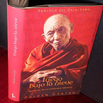FUEGO BAJO LA NIEVE, PALDEN GYATSO.