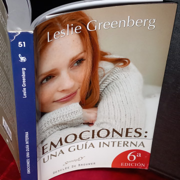 EMOCIONES: UNA GUÍA INTERNA, LESLIE GREENBERG.