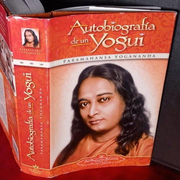 AUTOBIOGRAFÍA DE UN YOGUI, PARAMAHANSA YOGANANDA.