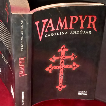 VAMPYR, CAROLINA ANDÚJAR.