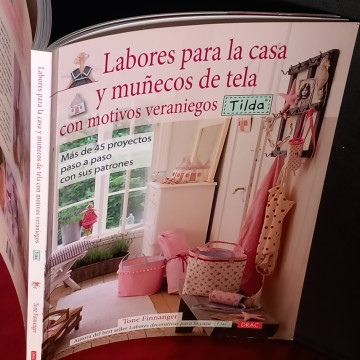 LABORES PARA LA CASA Y MUÑECOS DE TELA CON MOTIVOS VERANIEGOS, TONE FINNANGER.