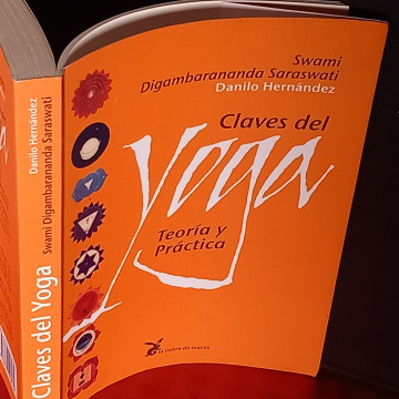 CLAVES DEL YOGA, TEORÍA Y PRÁCTICA, SWAMI DIGAMBORANANDA SARASWATI, DANILO HERNÁNDEZ.