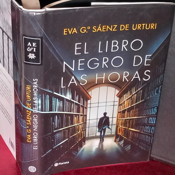 EL LIBRO NEGRO DE LAS HORAS, EVA G. SÁENZ DE URTURI