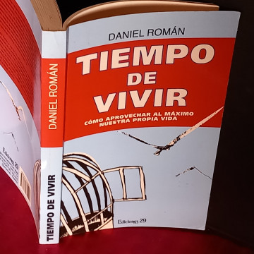 TIEMPO DE VIVIR, DANIEL ROMÁN.