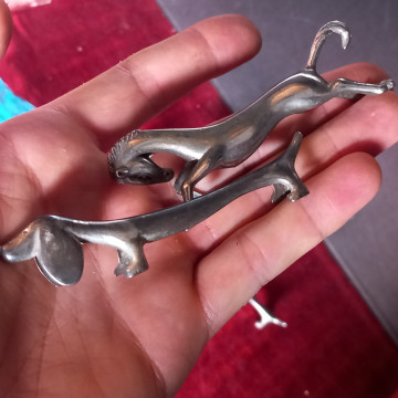 JUEGO DE 4 POSACUBIERTOS EN FORMA DE CABALLOS Y PERROS SALCHICHA